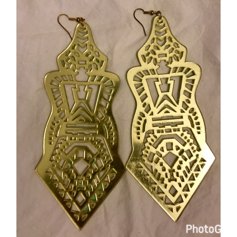Acrylic ornate earring BNWOT